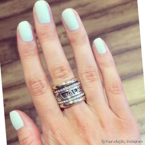 O Instagram da cantora Mollie King tamb?m possui um registro recente de unhas pintadas com verde pastel